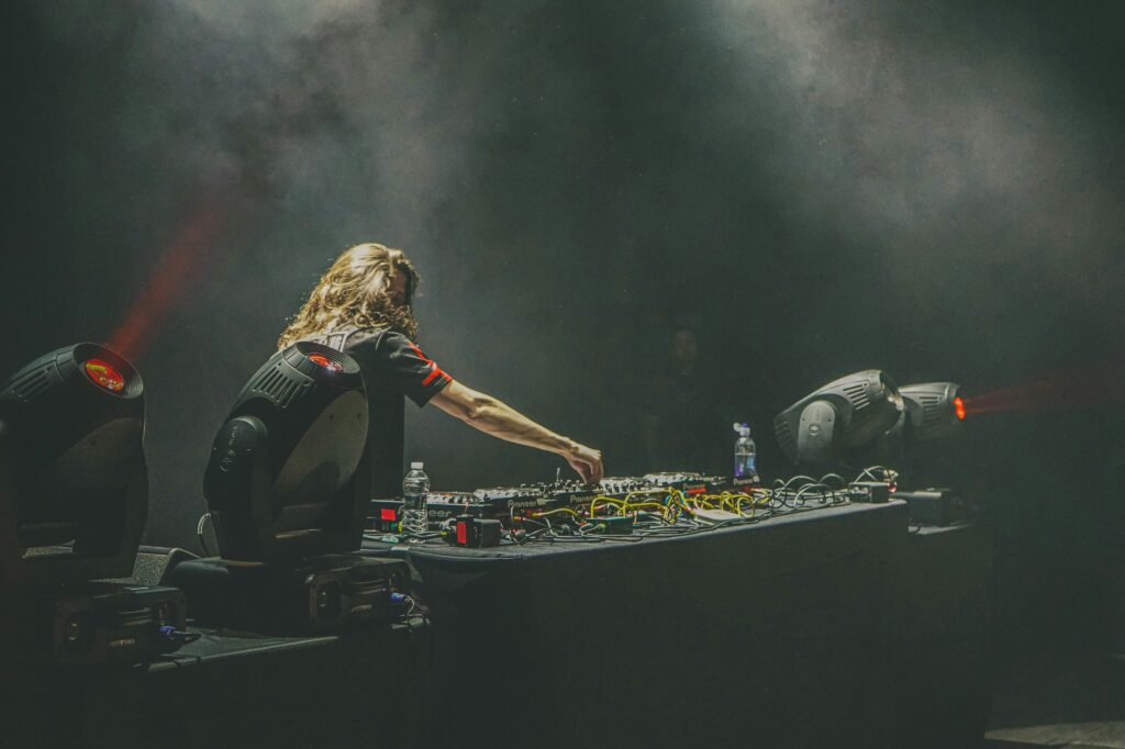Music Production vs. DJing: Key Skills for Success in Both 3 DJ (Djing)