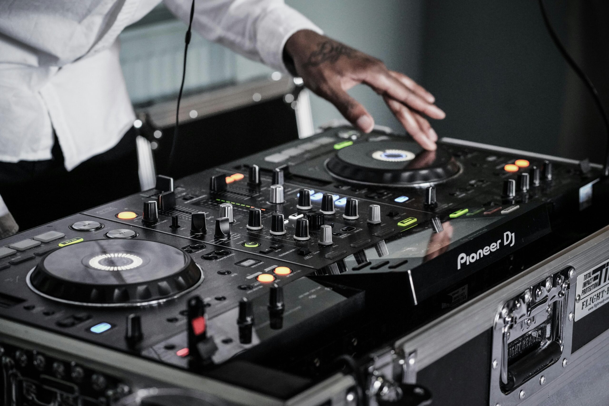 How to Create the Perfect DJ Set for Any Crowd scaled