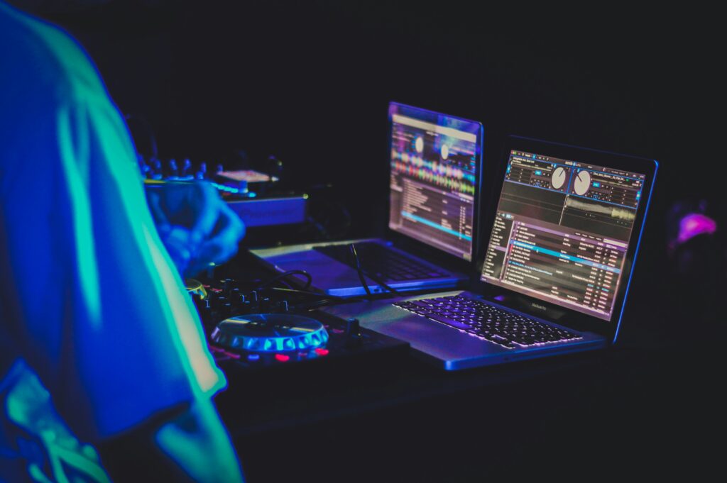 How to Create the Perfect DJ Set for Any Crowd 2 DJ Set