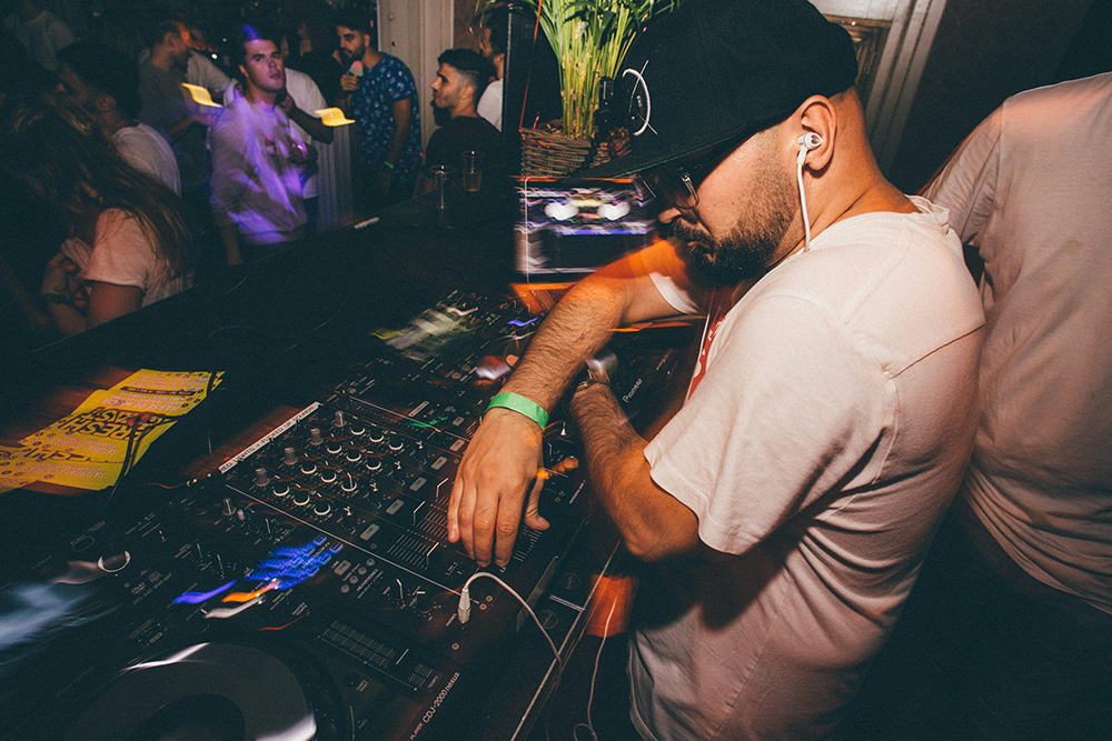 DJing - Where to Start? Proven Steps to Launch Your Career 3 DJing - Where To Start (DJ Techniques)