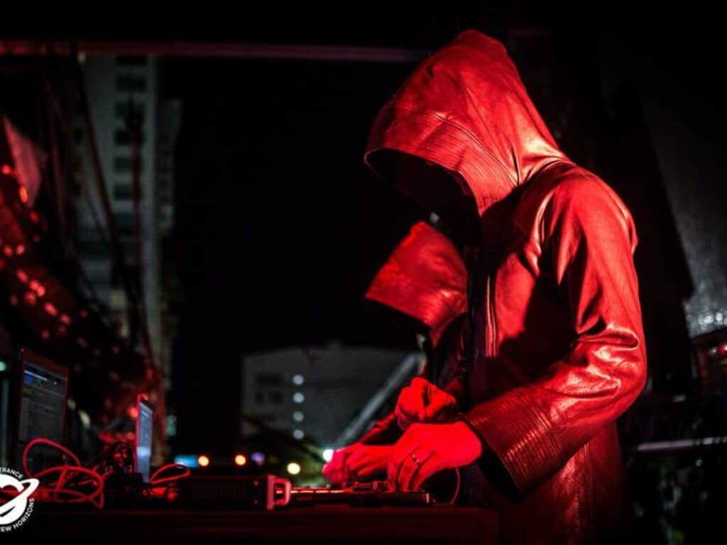 Exploring EDM DJ Side Projects: Hidden Aliases of Top Producers 1 Exploring EDM DJ Side Projects: Hidden Aliases of Top Producers