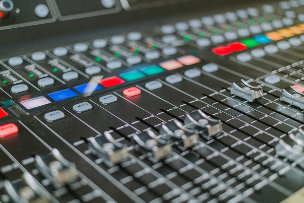 Smart Festival EDM Tools I Trust for Bigger Drops That Work 1 Cinematic studio setup for festival edm with CDJ-3000 players, monitors and MIDI gear