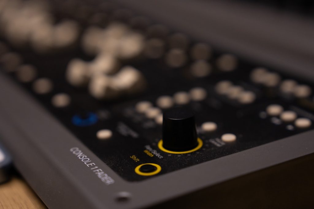 How to Make Melodic House Without Muddy Club Mixes 4 Vinyl turntable detail for make melodic house production with warm studio light