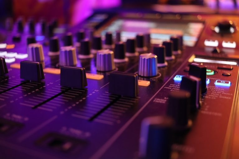Club vs Festival DJ Gear: Tools That Actually Matter