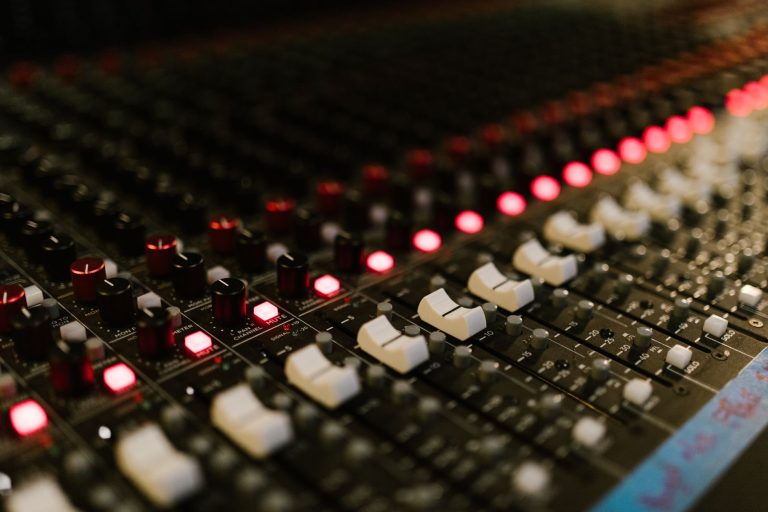 Free Digital Audio Workstation: Finish a Clean Demo Today