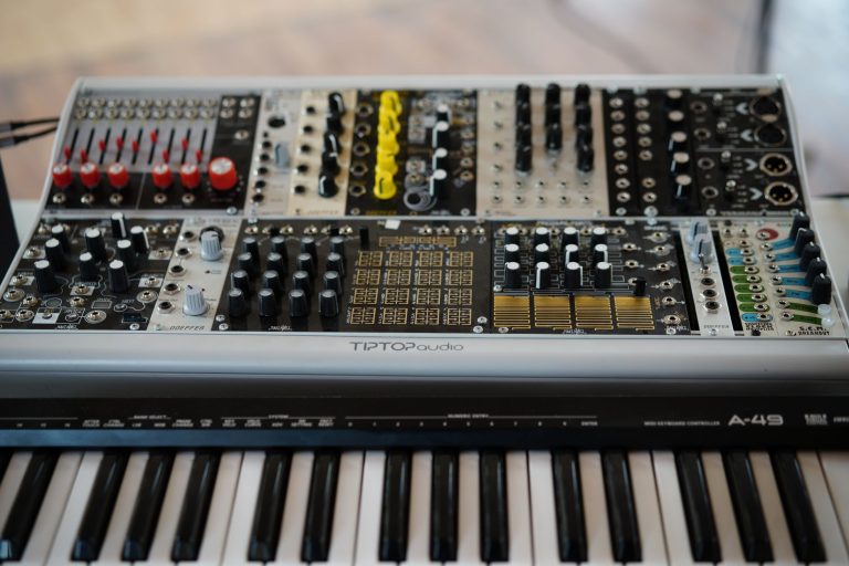 Roland juno-106 synthesizer Hardware and VST Picks
