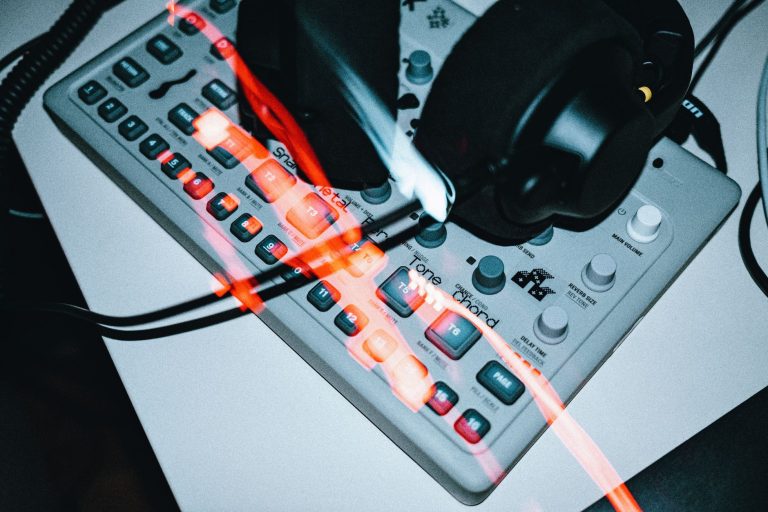 Headphones Sennheiser HD25 Gear for Loud DJ Booths